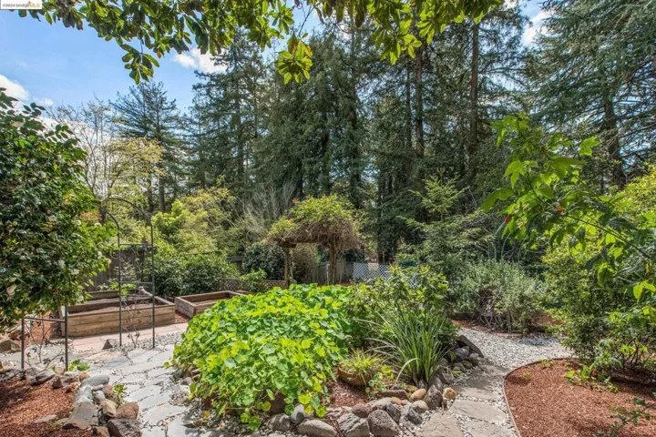 8 Selkirk St, Oakland, California 94619