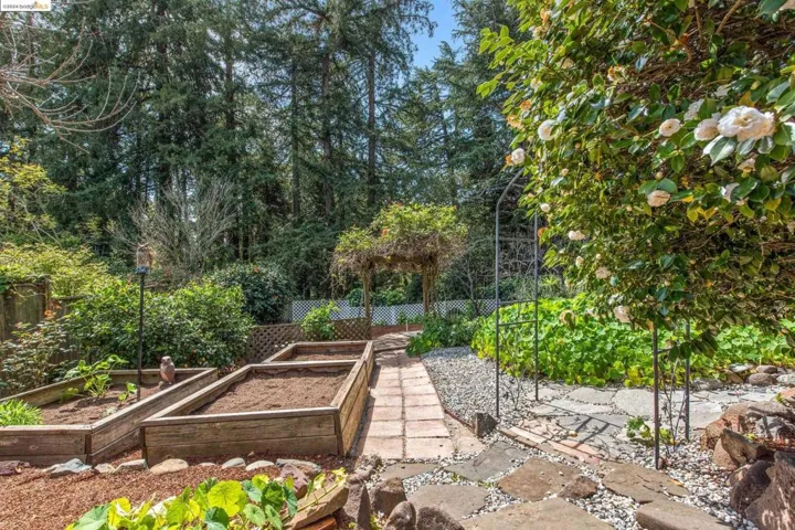8 Selkirk St, Oakland, California 94619