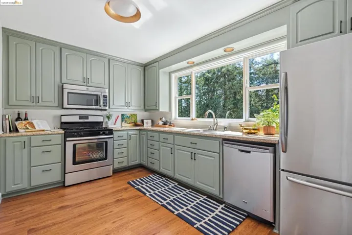 8 Selkirk St, Oakland, California 94619