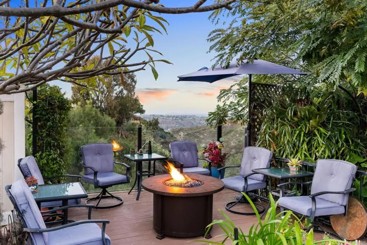 Sit comfortably on the canyon and enjoy it all!