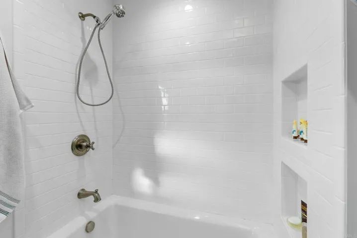 Another angle showing the well maintained tub.