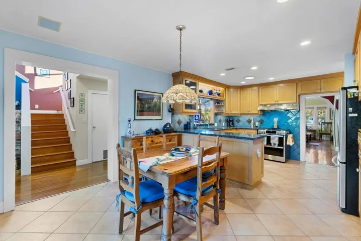Close that doorway off & the 2 story space could be converted into an ADU. More on this in later pic
