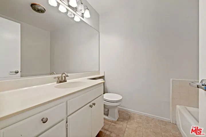 7260 Hillside Avenue 207, Los Angeles, California 90046