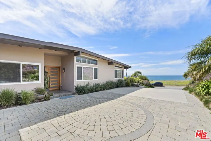 Driveway Entrance w/Parking