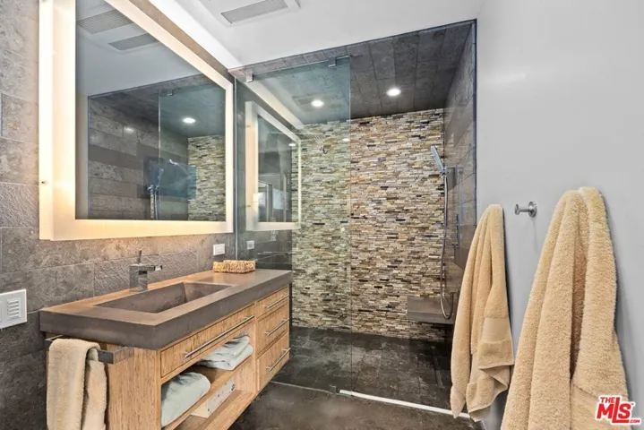 Guest Suite Bathroom