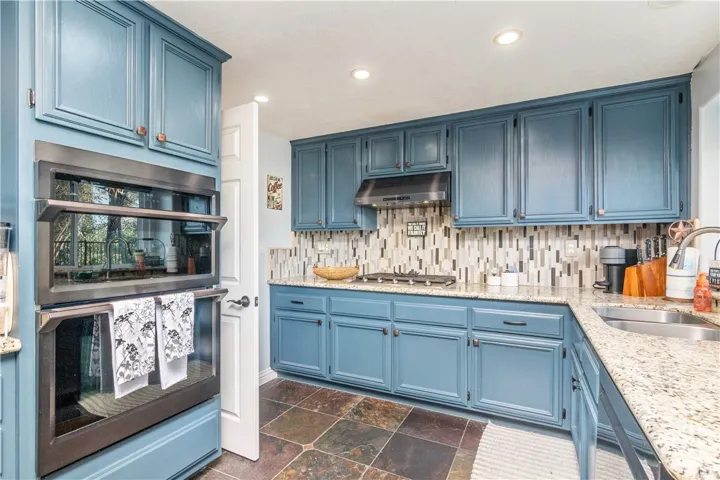 2251 Whiteoak Lane, Corona, California 92882
