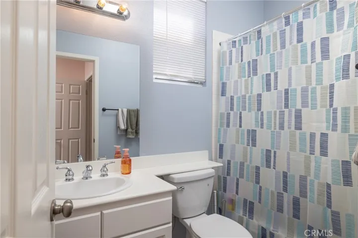 Downstairs en suite full bathroom