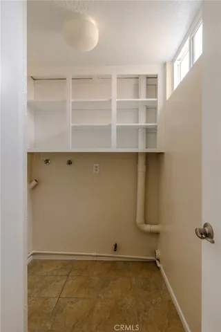 INTERIOR LAUNDRY ROOM