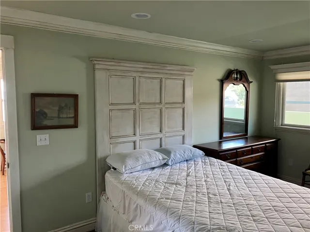 Bedroom w/headboard
