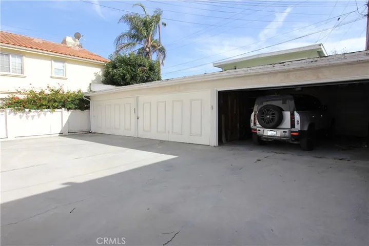 3 double garages.
7 enclosed places. Roll up garage door on the right.