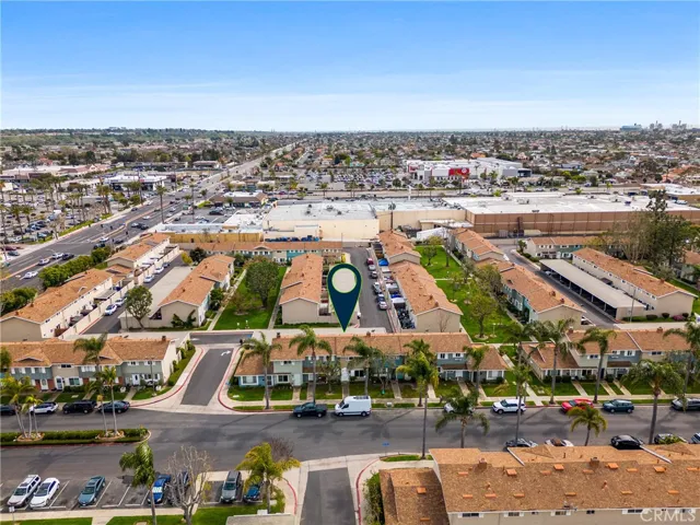 Conveniently located near Whole Foods, Target, Starbucks, and more!
