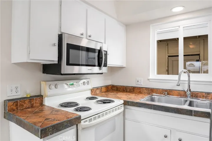 Chrome faucet, cabinet pulls, and appliances!