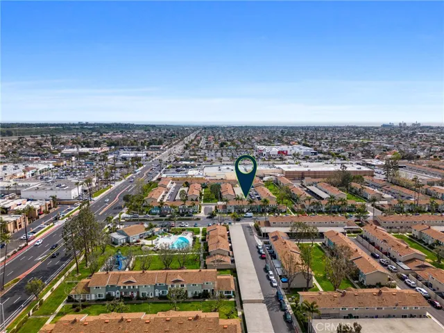 From everyday errands to weekend adventures, everything you need is right at your fingertips in this convenient townhome location.

