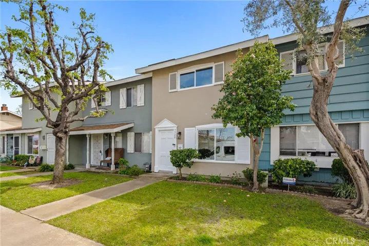 Two-story townhome in the heart of South HB
