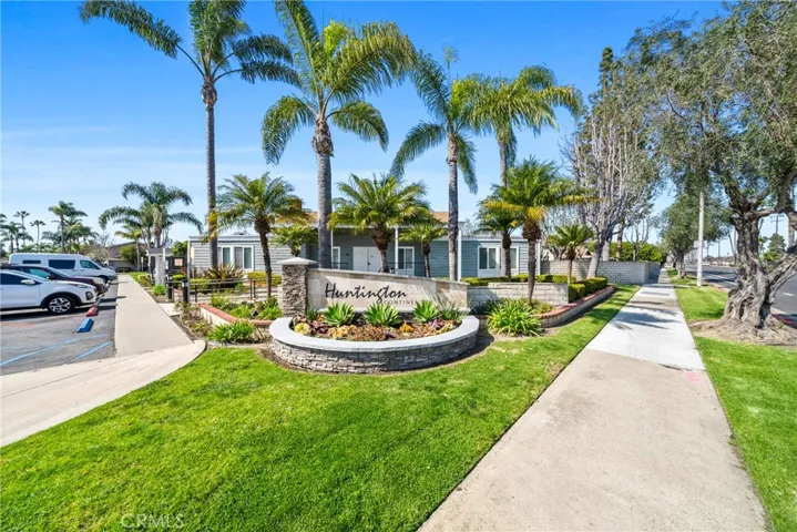 Enjoy beach-close living in the Huntington Continentals!