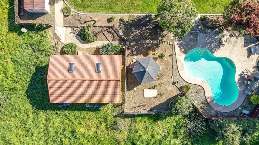 Detached garage/shop.