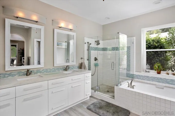Light and bright double sink with soaking tub
