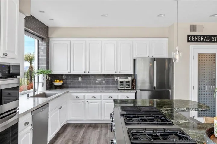 Top of the line applicances, large pantry
