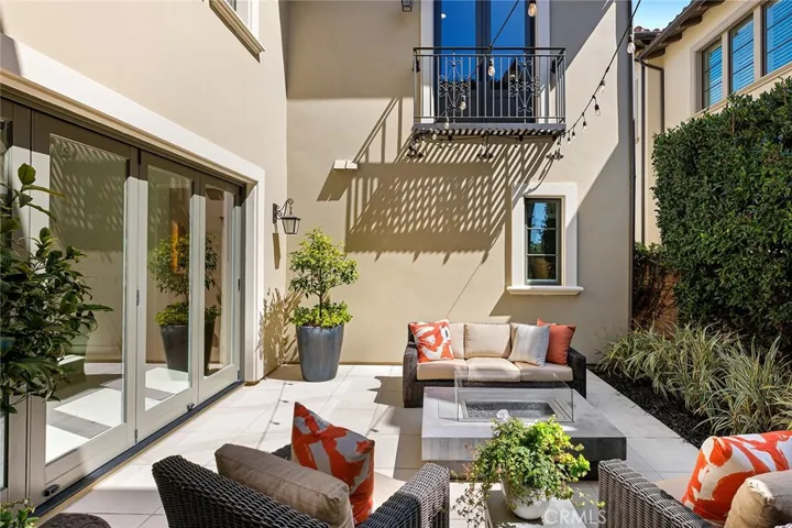 Centered courtyard with in-line gas option.