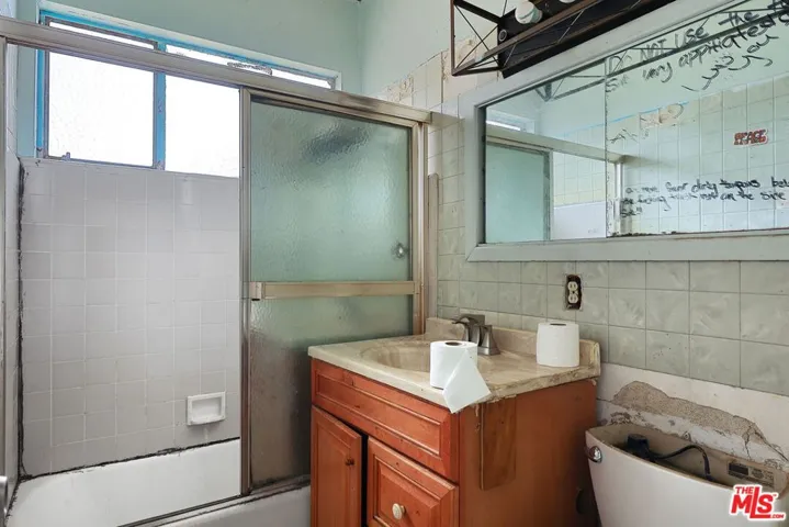 7841 Wentworth Street, Sunland, California 91040