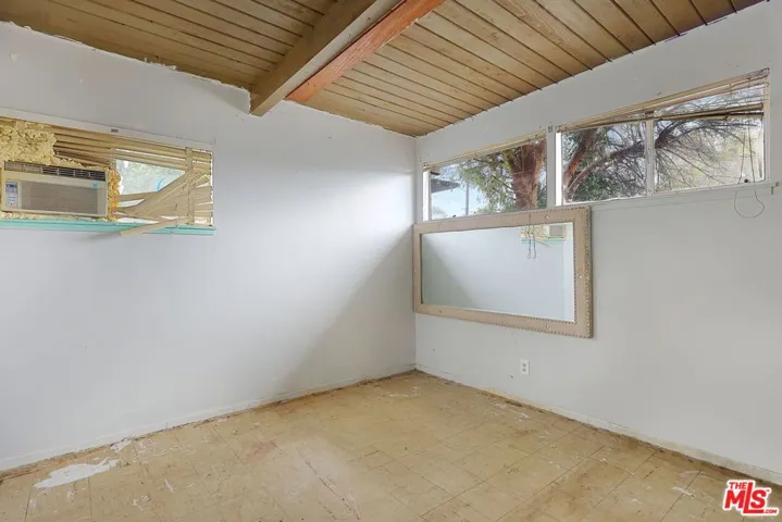 7841 Wentworth Street, Sunland, California 91040
