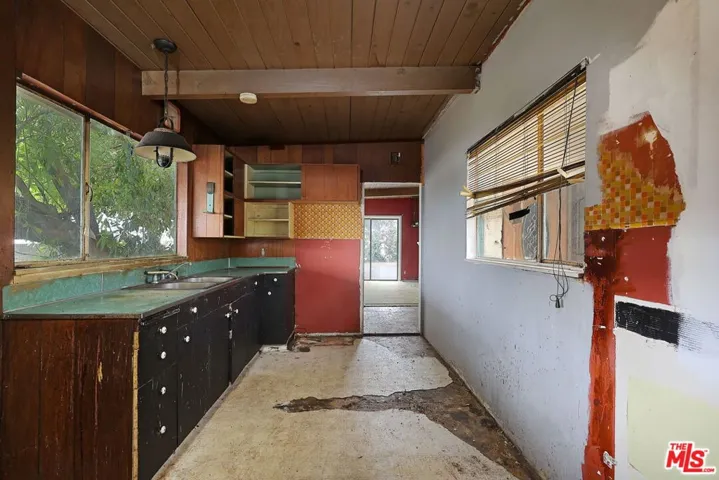 7841 Wentworth Street, Sunland, California 91040