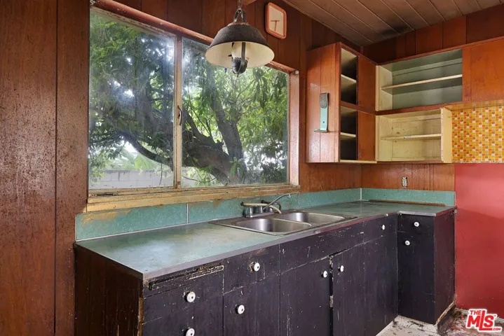 7841 Wentworth Street, Sunland, California 91040