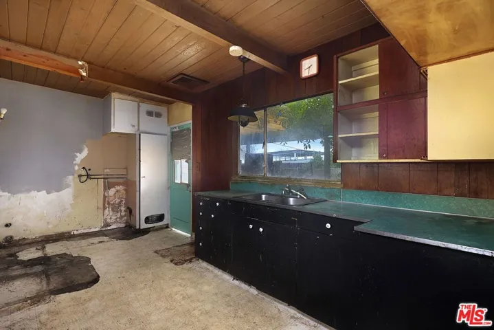 7841 Wentworth Street, Sunland, California 91040