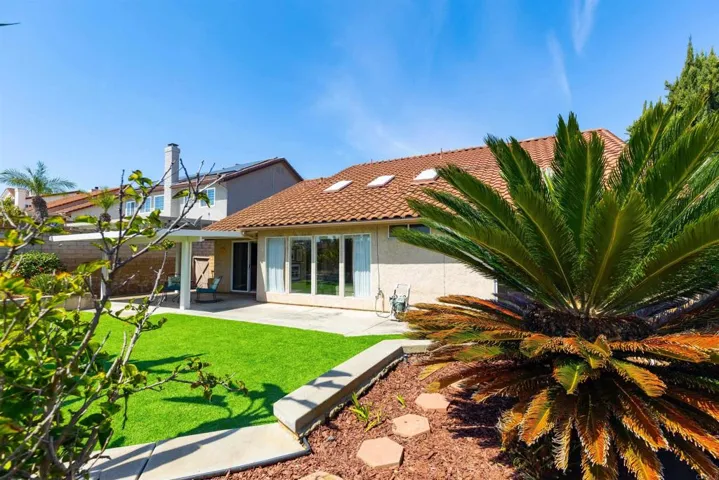 1736 El Rosal Place, Escondido, California 92026