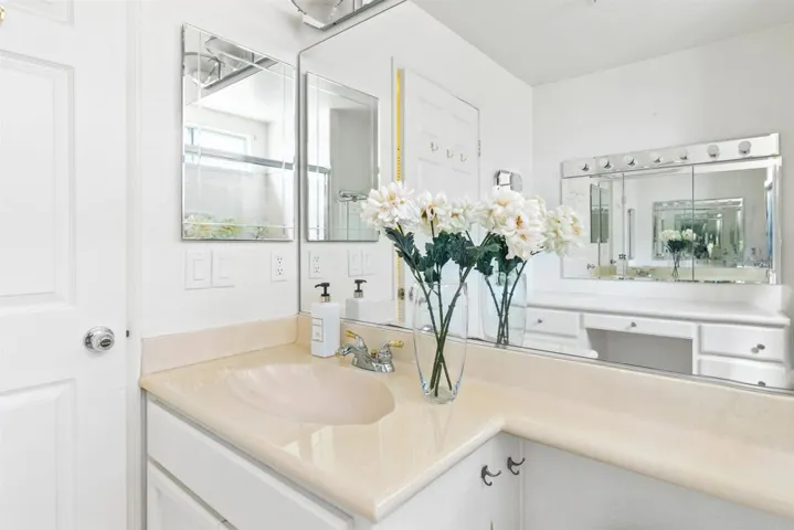 1736 El Rosal Place, Escondido, California 92026