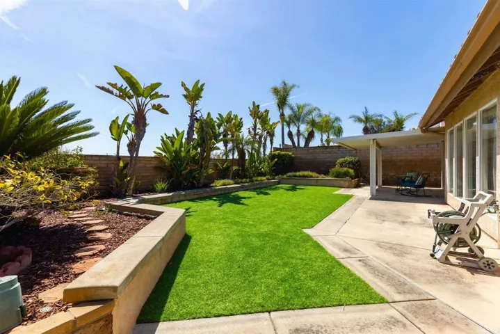 1736 El Rosal Place, Escondido, California 92026