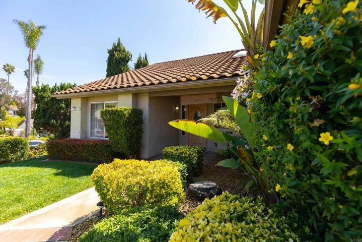 1736 El Rosal Place, Escondido, California 92026