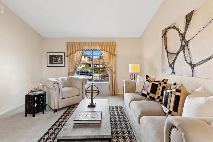 1736 El Rosal Place, Escondido, California 92026