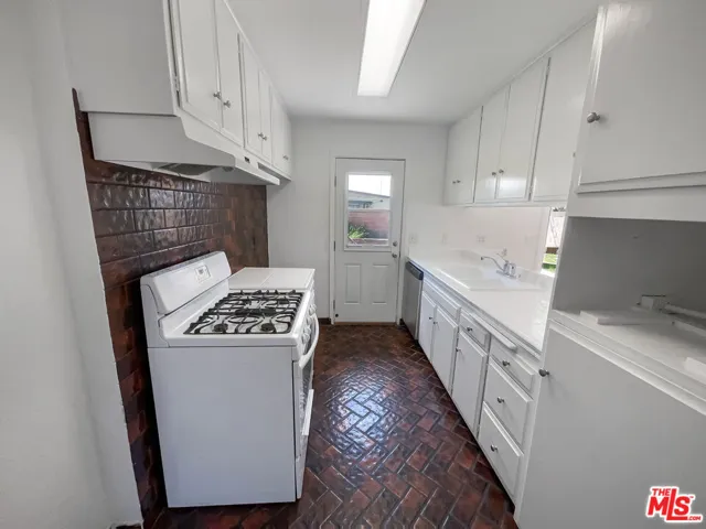 6562 Alexandria Drive, Huntington Beach, California 92647