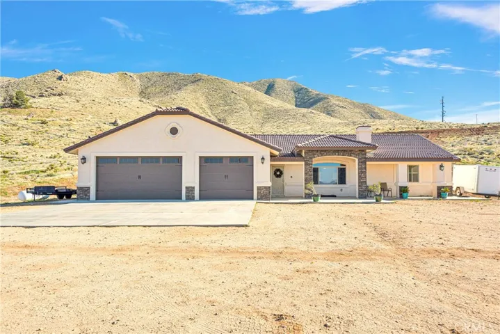 21945 Mountain View Road, Apple Valley, California 92308
