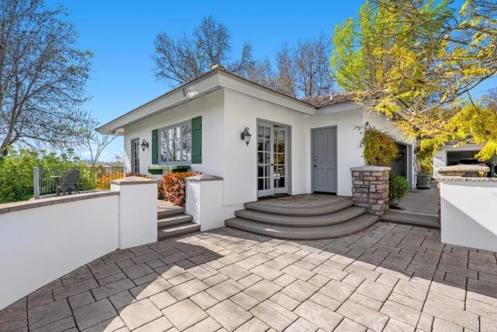 Guest House with private bath and its own Patio and views!