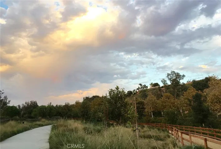 La Paz trail, walk or bike to shops and restaurants