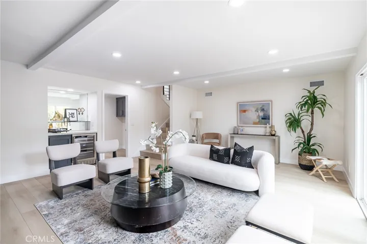 Access to lower level bed/bath from family room