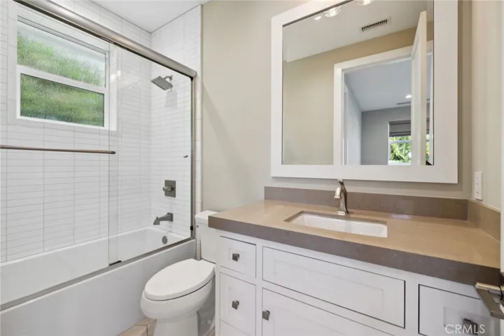 Secondary ensuite bathroom