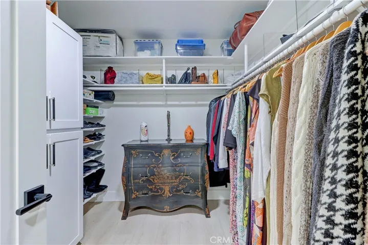WALK IN CLOSET