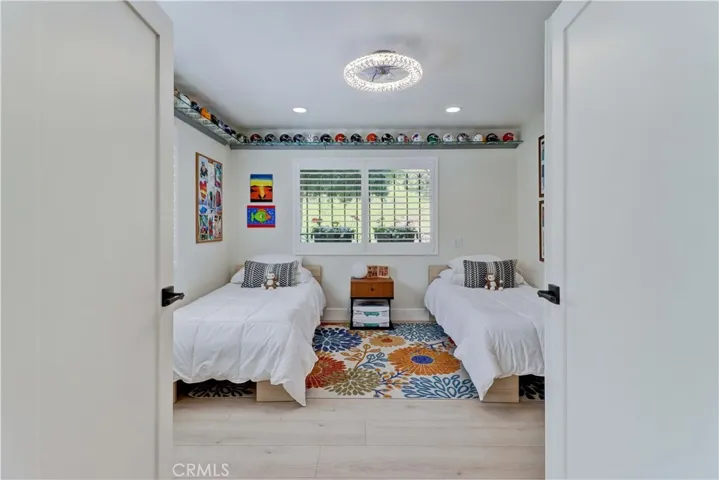 BEDROOM/DEN
