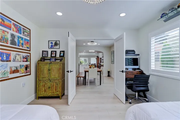 BEDROOM/DEN