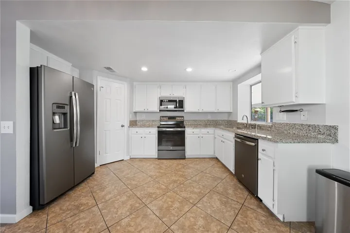 23041 Giant Fir Place, Canyon Lake, California 92587