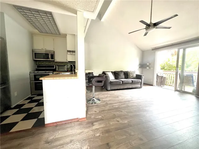 7101 Farralone Ave 143, Canoga Park, California 91303