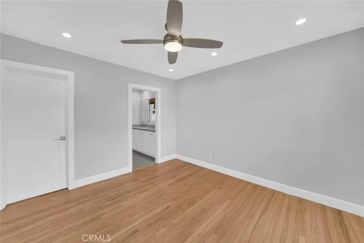 Primary Bedroom w/En-suite Bathroom and Walk-In Closet.