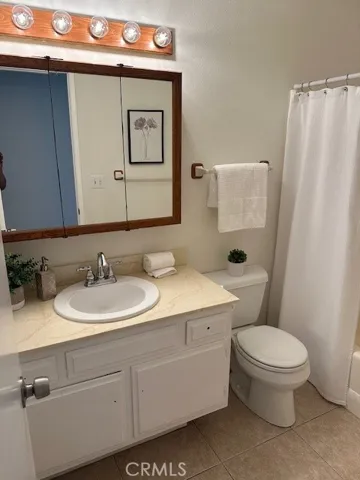 Full Bathroom in hallway