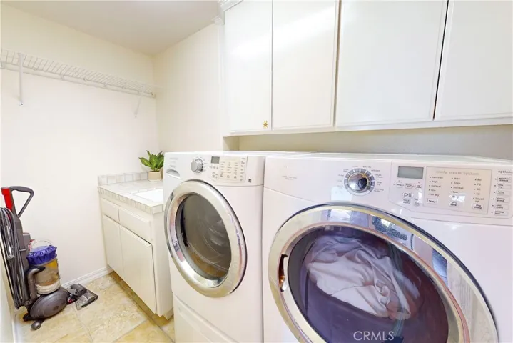 Laundry room w/ utility sink
