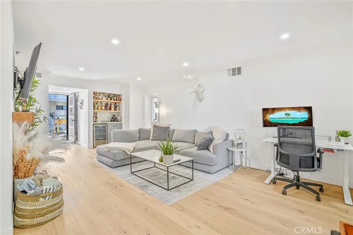123 E Oak Avenue 204, El Segundo, California 90245