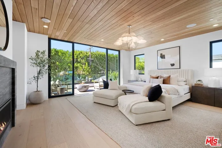 11943 Foxboro Drive, Los Angeles, California 90049