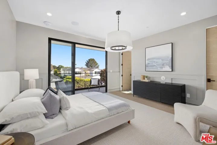 11943 Foxboro Drive, Los Angeles, California 90049